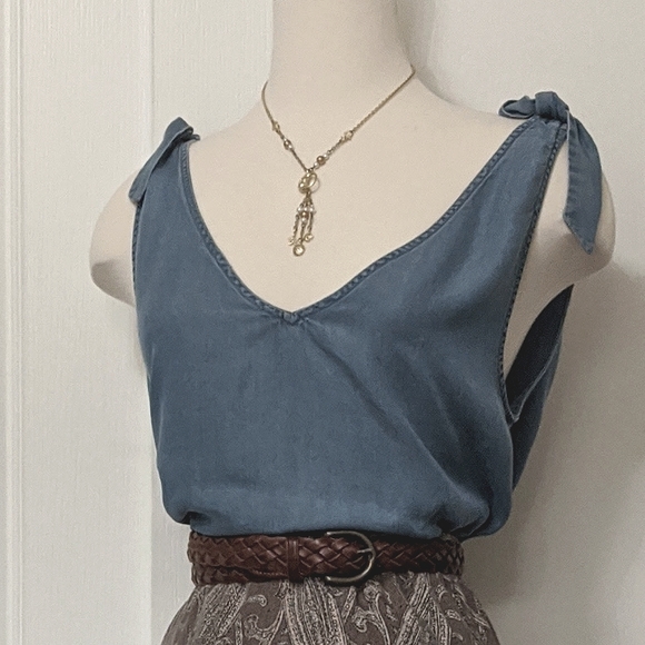 Vintage | Golden Crescent Moon Necklace - Picture 6 of 7